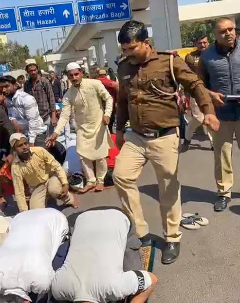 Bishnoibs's tweet photo. एक ने थप्पड़, एक ने लात 

एक एकदम सही.                      एक बिलकुल गलत ? https://t.co/7X2huWSMwf