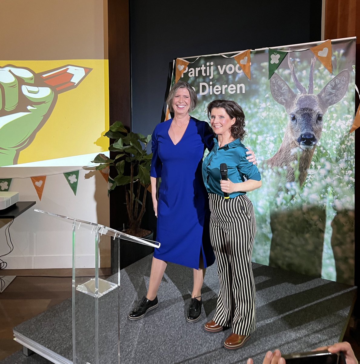 Super uitslagenavond van de <a href="/PartijvdDieren/">Partij voor de Dieren</a> in Den Haag! 🥳 Volgens de exit poll zijn we gegroeid van 4.0% naar 4.4% - een hele dikke zetel! 💚 De echte uitslag is maandag pas, maar groeien bij een grotere opkomst is een fantastisch resultaat! We blijven in Brussel! 💪🏼