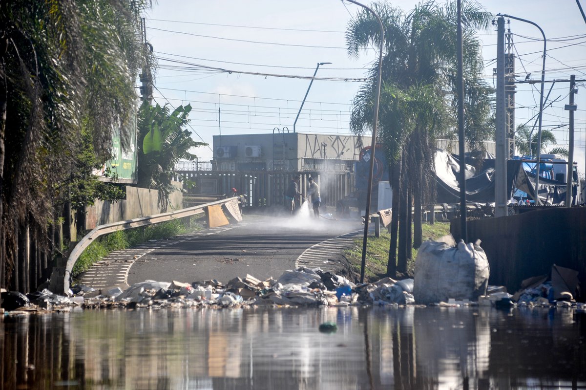 ufrgsnoticias's tweet photo. "Nature" publica alerta de professores da UFRGS para risco de intensificação da degradação ambiental nos projetos de reconstrução do RS
Cientistas manifestam preocupação com soluções que não consideram a natureza e o funcionamento dos ecossistemas
https://t.co/RbFnDg5Hog https://t.co/lONLGggf0e