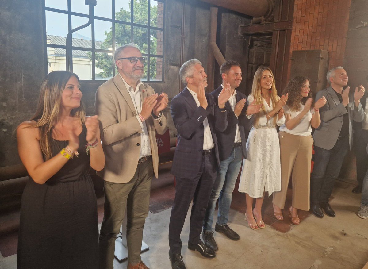 PSLPSOE's tweet image. ✊🏻🌹El ministro Grande-Marlaska pide el voto para el PSOE como única opción para que León continúe avanzando con la ayuda de Europa

📰 psoeporleon.es/2024/06/06/el-…

#Mitin #Ponferrada #PSOE #VotaPSOE #Leonesp #9J