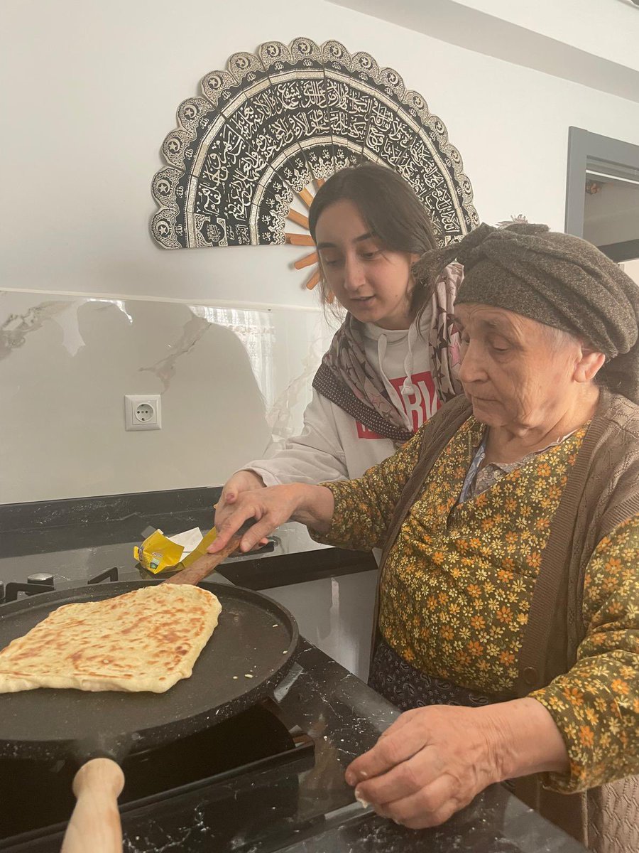 KirikkaleKYGM's tweet photo. 📍 Kaletepe Yurt Müdürlüğü 
'Ninemin Tarifleri'
Ninelerimiz güzel tariflerini öğrenmemiz için  bizleri evlerinde misafir ettiler.
Yoğurduk, pişirdik ve afiyetle yedik. 🫓
Ellerinize sağlık 😋 https://t.co/CS6Ps0jBlT