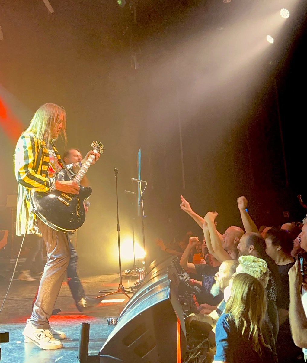 alivea's tweet image. V Kinu Šiška danes praznujemo 45 let metala na slovenskih tleh. Ženski veceji so frej. 🤘🎶 Pomaranča 🧡 #stringsattached