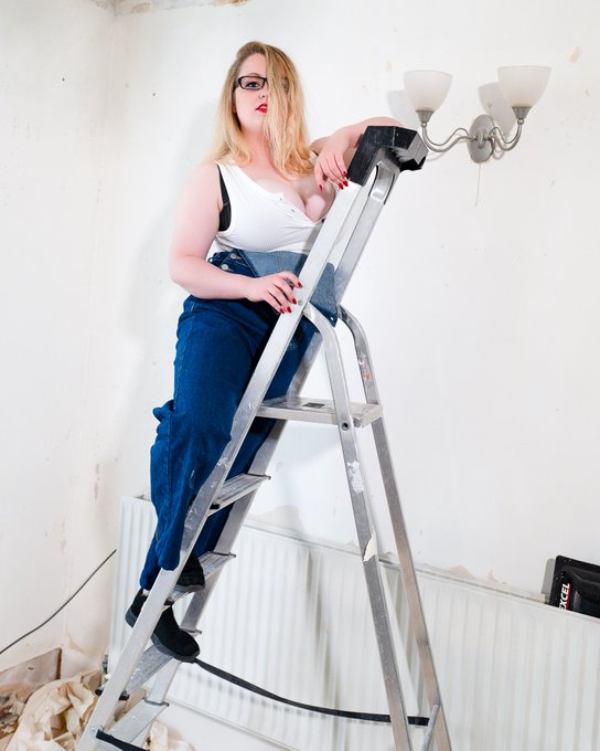 When you're trying to look good while decorating the house, but end up nearly falling off the ladder<a href="/tag/bigtiddy"class="tags"><span>#bigtiddy</span></a><a href="/tag/gothgirlstyle"class="tags"><span>#gothgirlstyle</span></a><a href="/tag/coolhats"class="tags"><span>#coolhats</span></a>