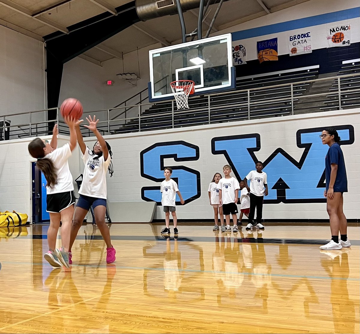 Sweeny_Hoops's tweet photo. Bulldog Summer Basketball Camp was a success✨🏀👍🏾
@sweenybulldogs @_SBABC https://t.co/zQAxqPQOdq