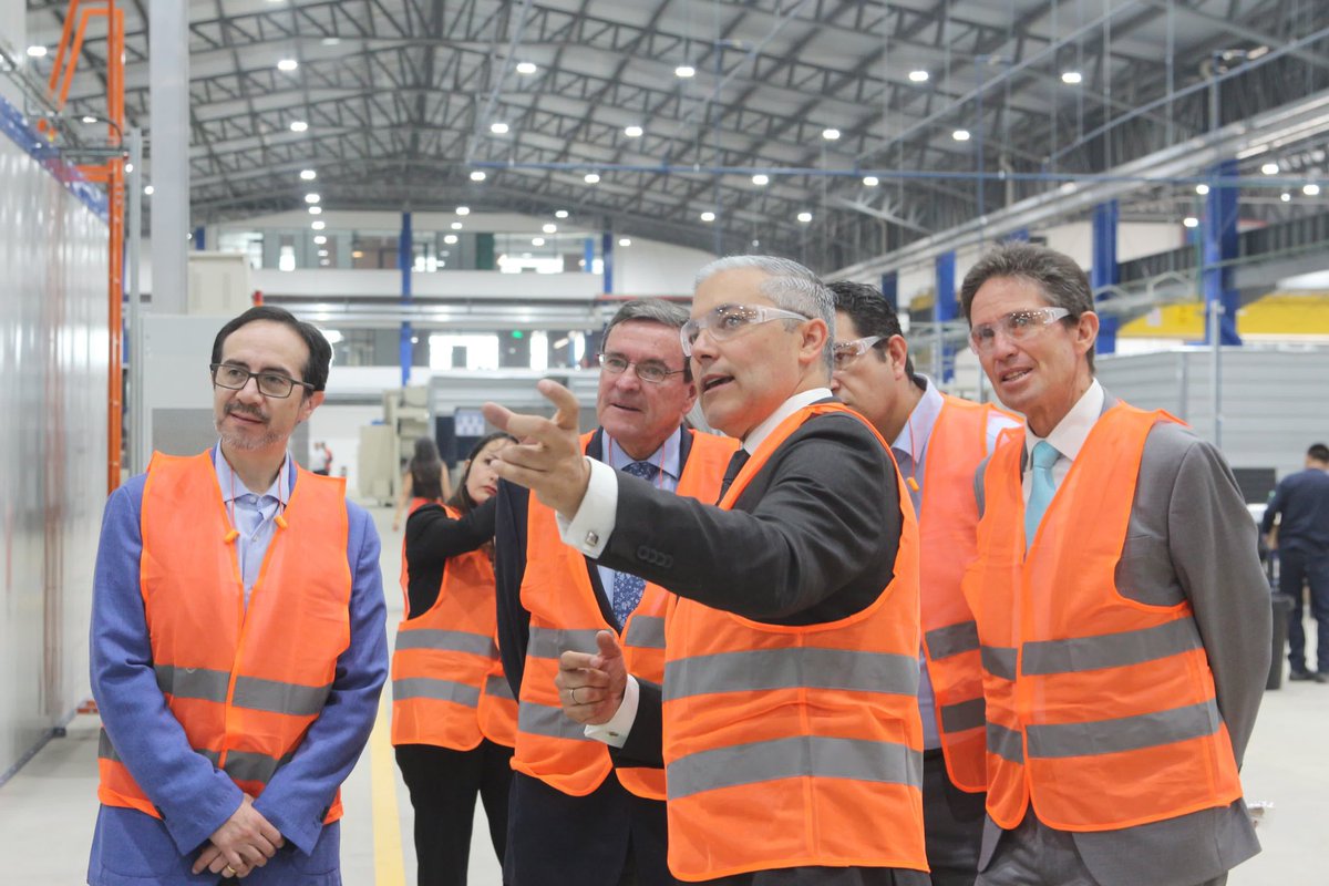 Produccion_Ecu's tweet photo. ⚙️✅La ministra @SonsolesGOk participó en la inauguración de la nueva planta de @Inselec1. 

📊El proyecto contempla una inversión nacional de USD 8 millones, generación de empleo y transferencia tecnológica. https://t.co/iFsThYbnyi
