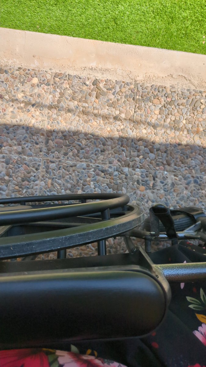 A ver si por aquí conseguimos algo...
Abro hilo 🧵 
Las oficinas de la seguridad social no están adaptadas para personas en silla de ruedas.
La imagen 1 se ve en el acceso a la oficina de la Bisbal del Empordà, como veis, escaleras.
Llevan 25 años luchando por conseguir una 🧵