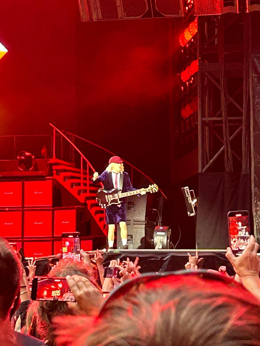 Wat een held, na ruim 50 jaar AC/DC, op zijn 69ste, nog steeds zo fris als een hoentje!  <a href="/acdc/">AC/DC</a> <a href="/cruijffarena/">Johan Cruijff ArenA</a> #Angus