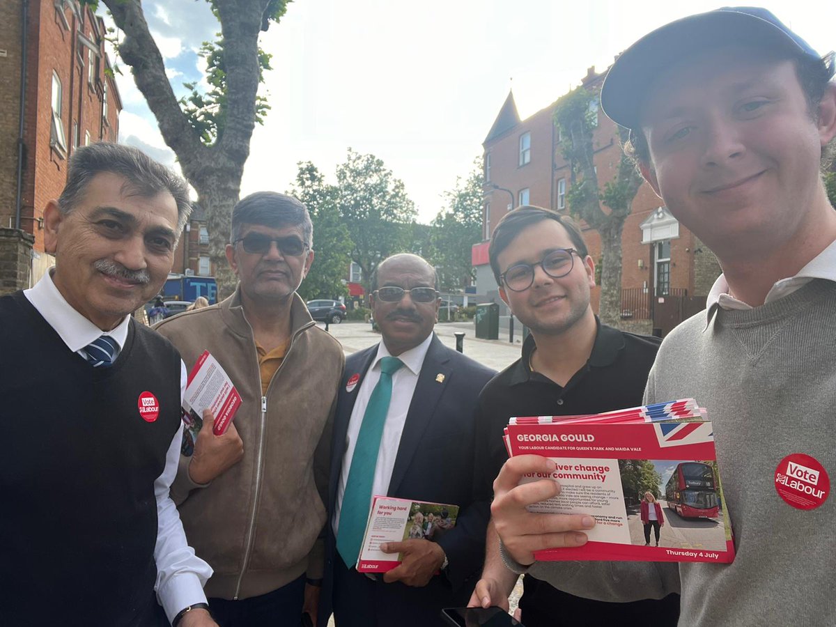 BrentLabour's tweet photo. Ready for Gould!! Great canvass tonight in #QueensPark https://t.co/6QyHmlULeE