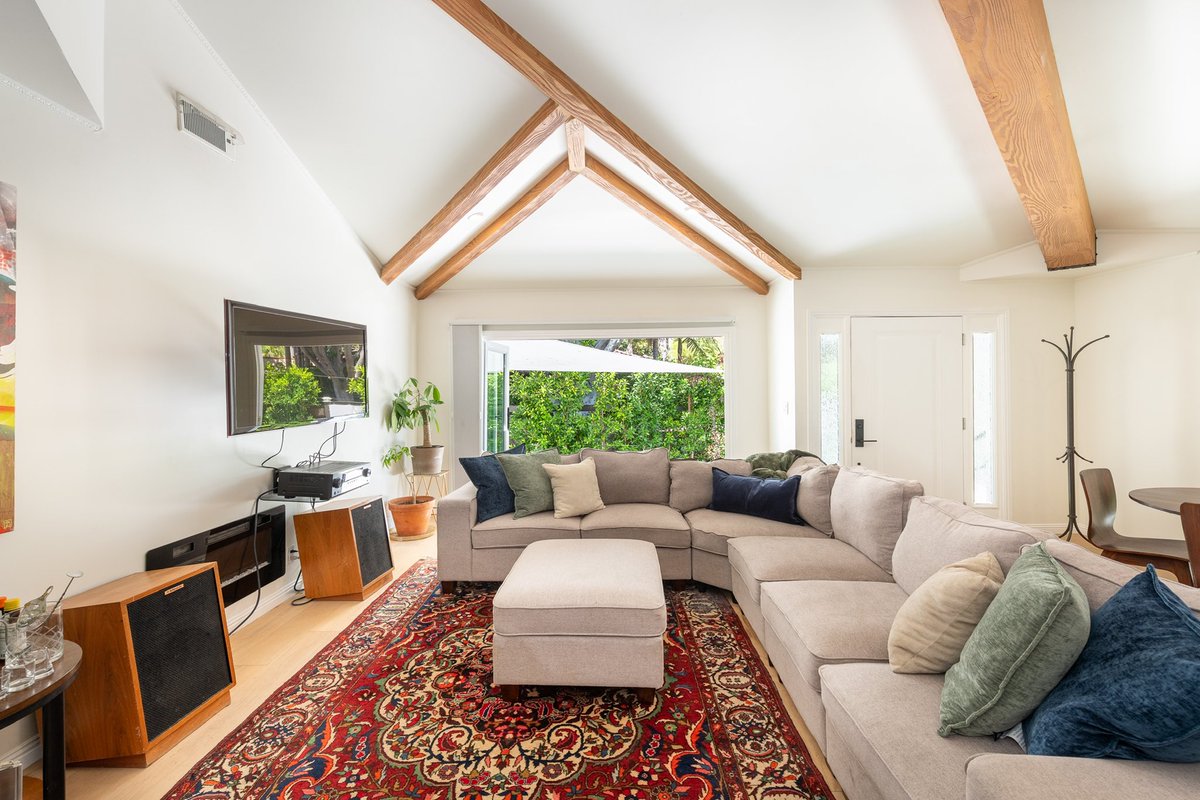 RogerPerryLA's tweet image. REDUCED! 

738 Huntley Dr
West Hollywood

Now @ $1,925,000!

3 Beds -3 Baths -1,118 Sqft

Prime West Hollywood Bungalow. In between Melrose and Santa Monica Blvd is this rare 3 bed/3ba home with cozy outdoor space. Fully gated (automatic) and secure, corner lot.