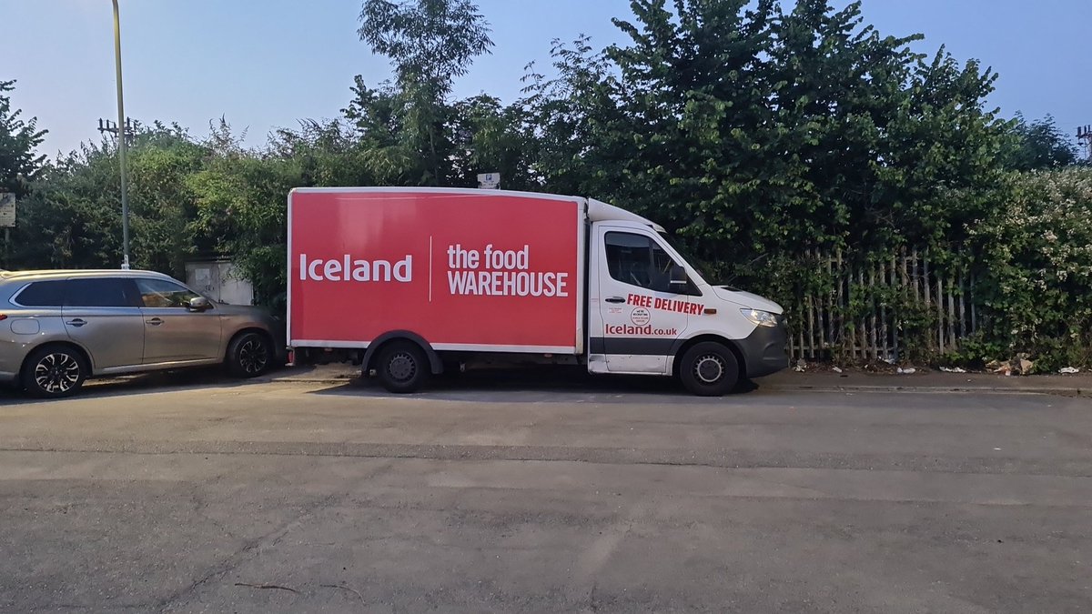 RohitS249's tweet photo. @IcelandFoods teach your drivers how to park if leaving the van overnight. If I see it happen again I'll complain with council. https://t.co/RWmbYxGMN4