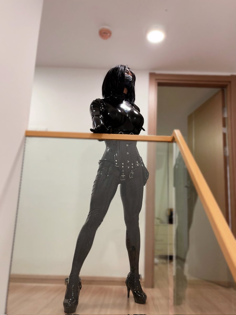 不得不说摆pose我是一点不在行
绑在放那应该容易拍一点？
胶衣：鹿猫工坊
摄影：@_guuuua_