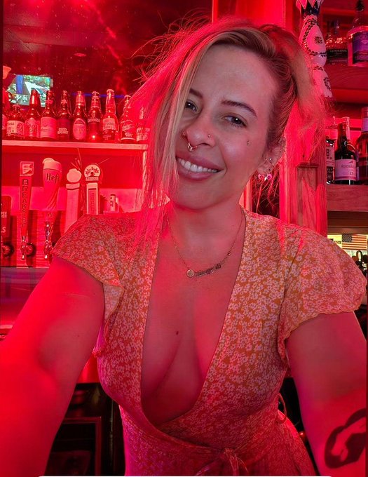 I'm back and it's sun dress season! Behind the bar at @Dv8Pdx until 7:15pm! https://t.co/Iyvgt33aKw<a href="/tag/rollerderby"class="tags"><span>#rollerderby</span></a>