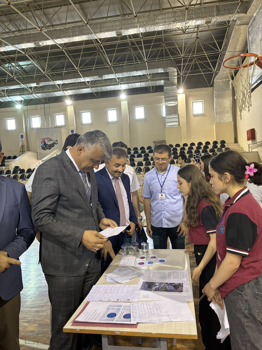 6-7 haziran sergide kalacak olan 4006 bilim fuarımız İlçe Milli Eğitim müdürümüz ve protokolün katılımıyla açıldı. Öğrencilerimiz 19 alt projeyi sergiledi.