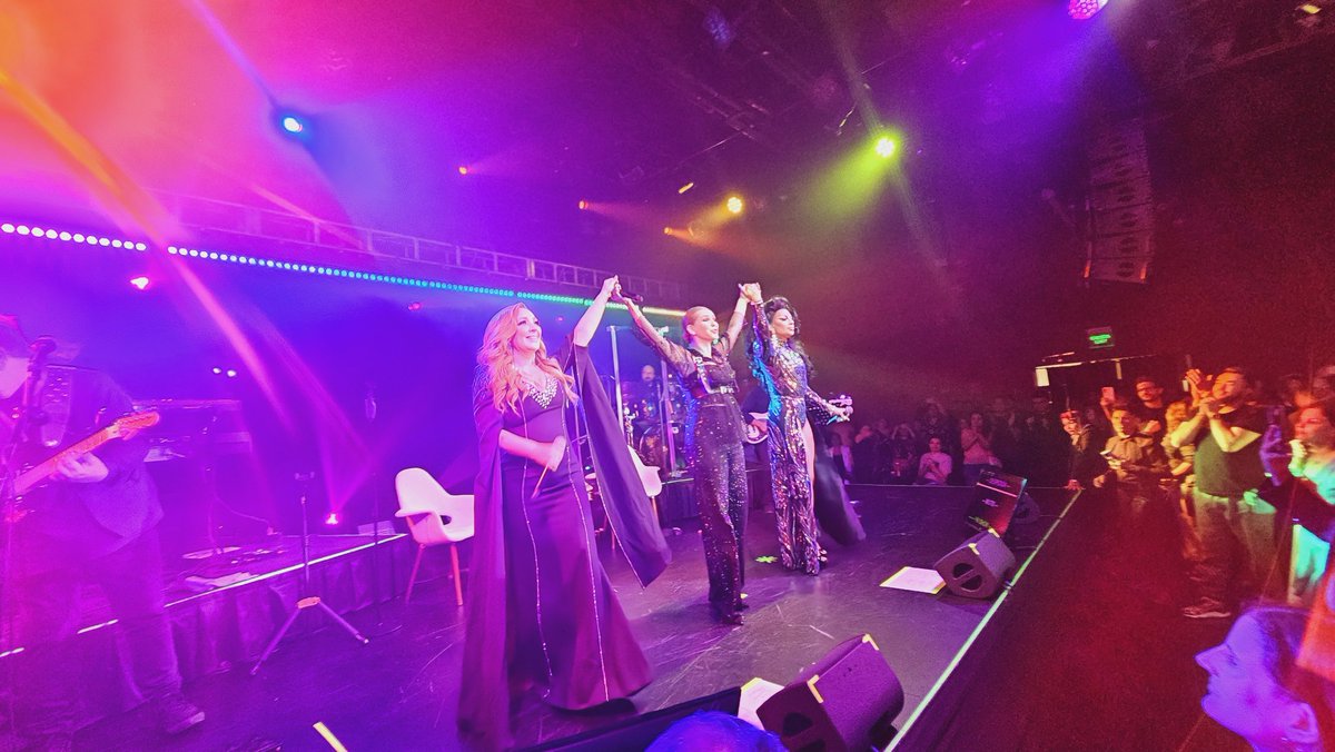 CARLOSACOV's tweet photo. Pues yo también tengo fotos muy bonitas del #cosasdelamortour @MyriamMonteCruz 😌💅 https://t.co/qNRtHd1T9Y