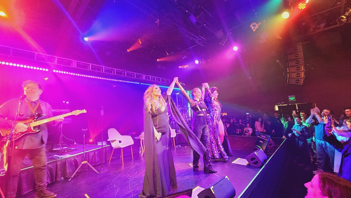 CARLOSACOV's tweet photo. Pues yo también tengo fotos muy bonitas del #cosasdelamortour @MyriamMonteCruz 😌💅 https://t.co/qNRtHd1T9Y