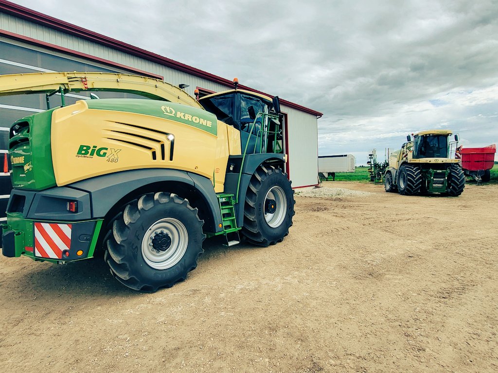 tom_mosterd's tweet photo. Time for an upgrade! Equipment delivery days are the best days! Especially when happy customers are excited to continue working with us @StratfordFarmEq. Excited for this new generation #kroneBigX 480 to get to work! #ontag #cowchow #hay24 https://t.co/z91XchN5UW