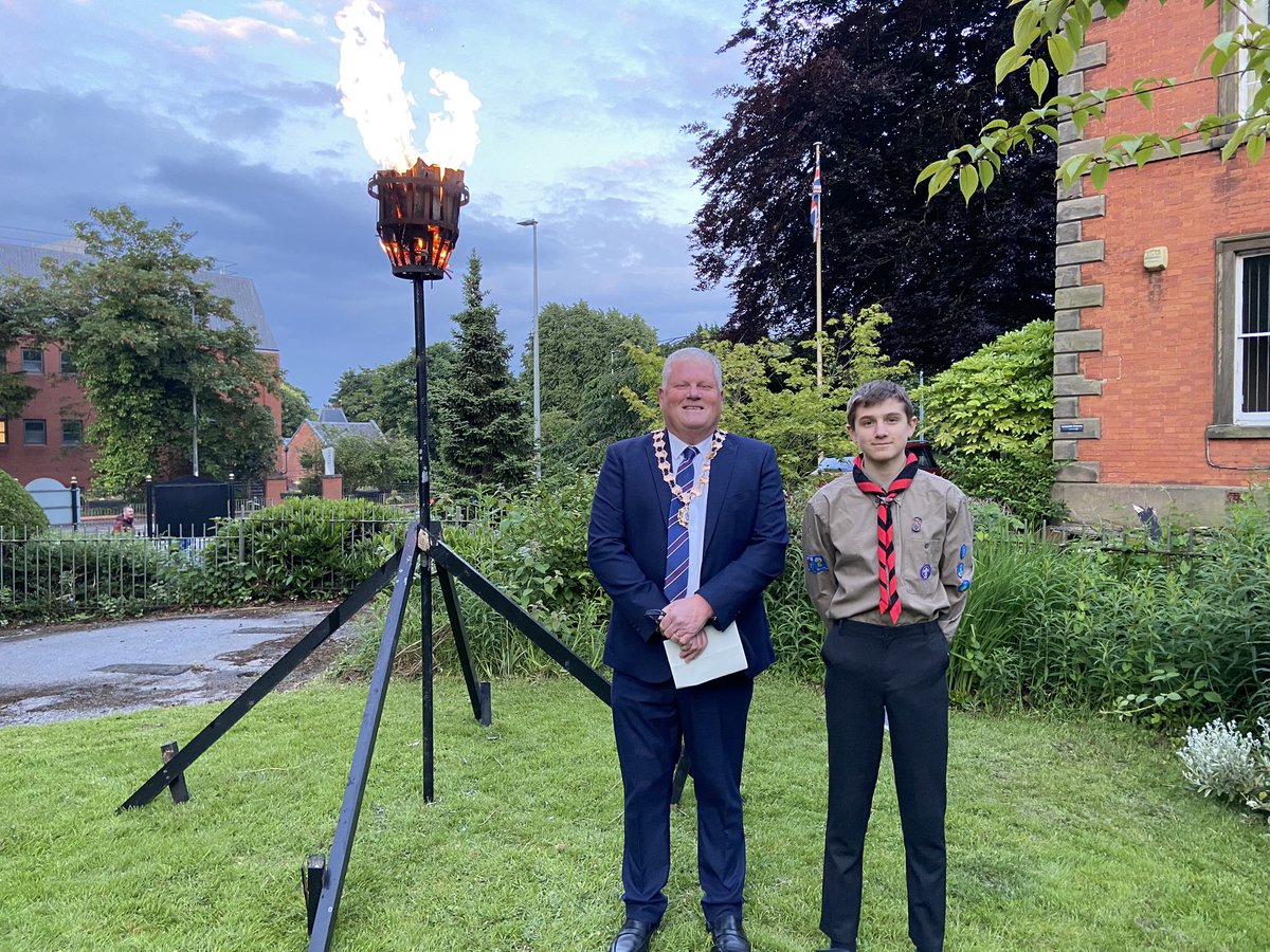 KnutsfordTown's tweet photo. This evening we joined communities across the Commonwealth lighting a beacon to commemorate the 80th anniversary of the D-Day landings. 

The Town Mayor led a poignant service of remembrance which included readings by his chaplain and cadet. https://t.co/cSx2Ee7GRD