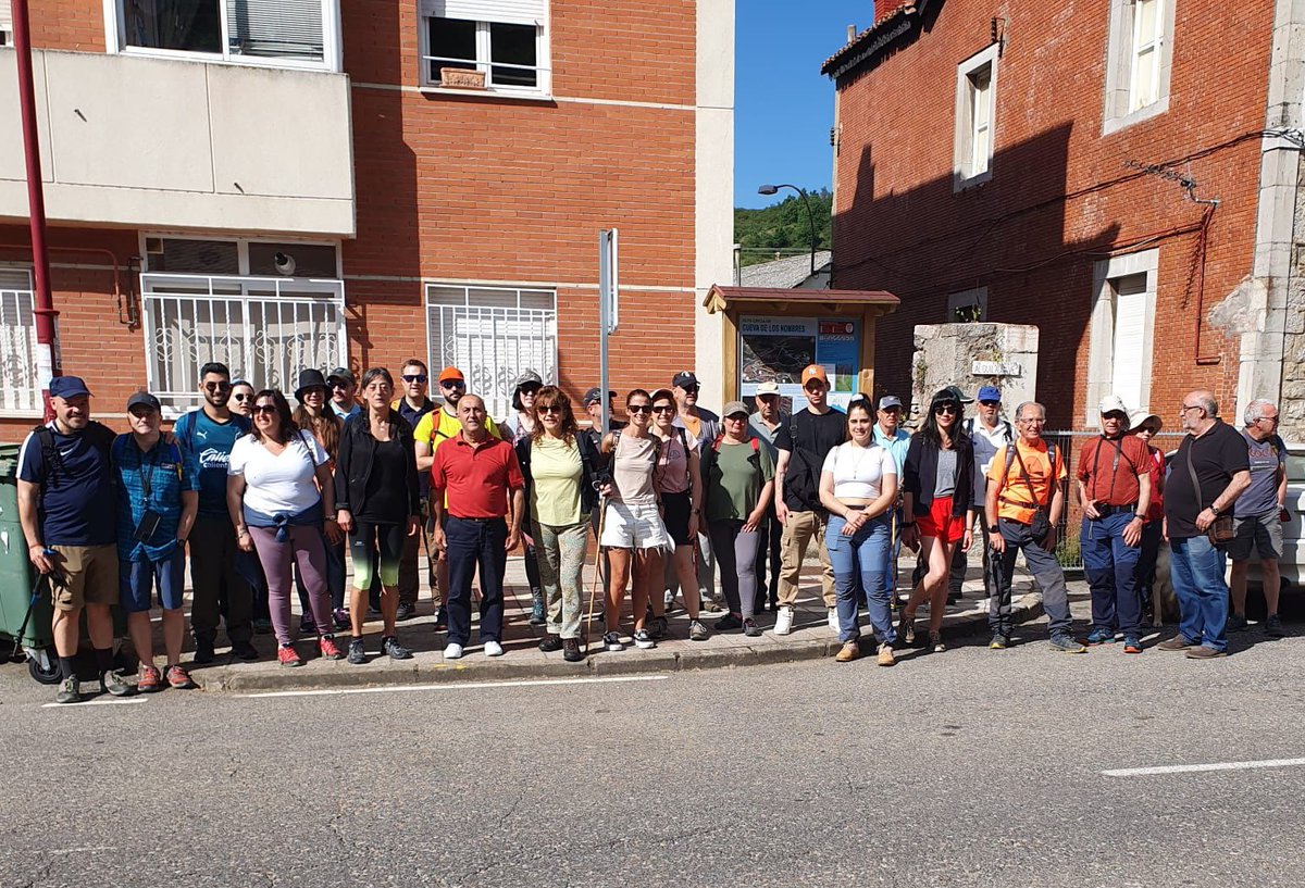 🧵1/7: La Pola de Gordón #LeónEsp inauguró ayer otra ruta señalizada que transcurre en gran medida por una posición republicana de la #GuerraCivil española. 
Y desde <a href="/HISMECON_ULE/">Historia y Memoria Contemporánea</a> os queremos contar lo que podéis ver allí...