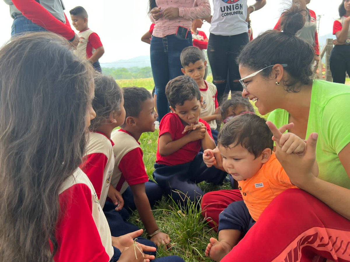 davidjhg's tweet photo. La mística, la experiencia y el trabajo incansable del pueblo humilde de Simón Planas llegó al @ComunasVE_ con el compañero @AngelPradoSP. Las Comunas son el reflejo de los sueños del comandante Chávez. 
¡Viva El Maizal! https://t.co/T4IQTi4Xij