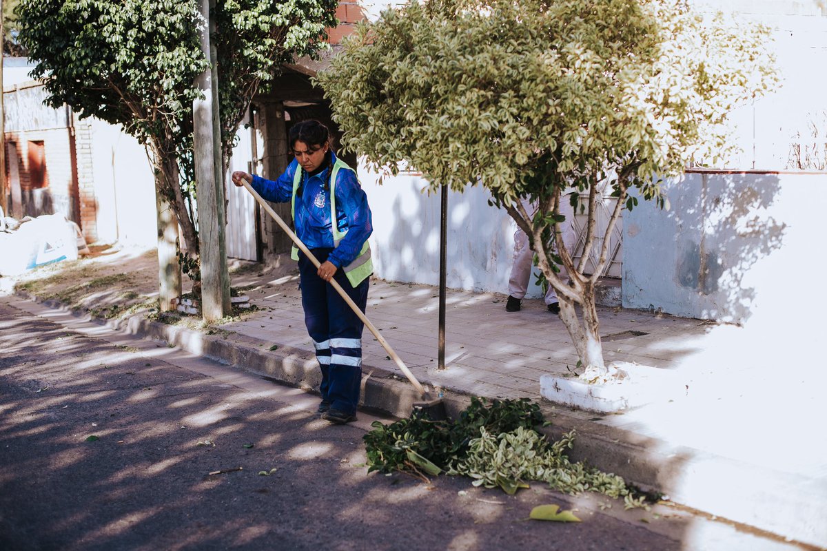 GustavoSaadi's tweet photo. Nuevo Operativo Barrial en La Tablada. 

Junto al equipo de @MuniSFVC realizamos trabajos de barrido y limpieza de basurales, poda, forestación, descacharrado, bacheo, desmalezado, recolección de residuos voluminosos y concientización.

Trabajamos por una ciudad más limpia y ordenada, por eso avanzamos con estos operativos en distintos barrios de la Capital.