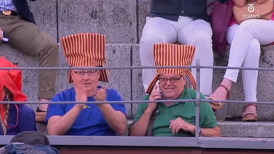 Todos en realidad buscamos en la vida lo mismo:

Que llegue la jubilación siendo abonado de San Isidro junto a tu vecino de localidad de toda la vida.

📸: @Javitaurino_ / <a href="/OneToroTV/">OneToroTV</a>