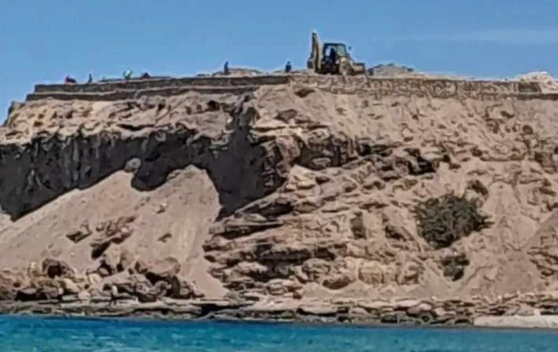 TAMURTINFO's tweet photo. AIN TIMOUCHENT (TAMURT) - Les ruines et la tombe ou est enterré le Roi amazigh, Syphax, dans l'Ouest algérien à Ain Timouchent (le vrai nom et Thala Touchent), a été complètement démoli, ce jeudi 6 juin 2024, par des bulldozers. #Algérie #Kabylie
https://t.co/KAr2gijlCz https://t.co/eG8A9jB6Wg