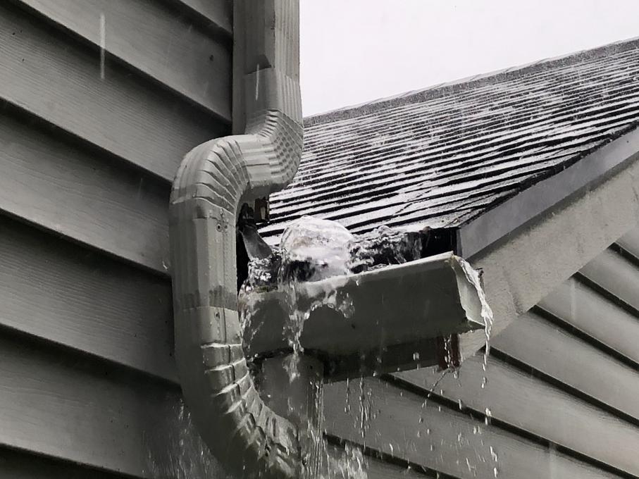 GlassMateWindow's tweet photo. 🌧️🏠 Hey Community! Just a friendly reminder to keep your eavestroughs clean and clear, especially when it's raining. Clogged gutters can lead to serious water damage and costly repairs. 💧🔧

Give us call! 😄
📲613-324-1111
📩info@glassmate.ca https://t.co/RHcFojNoSN