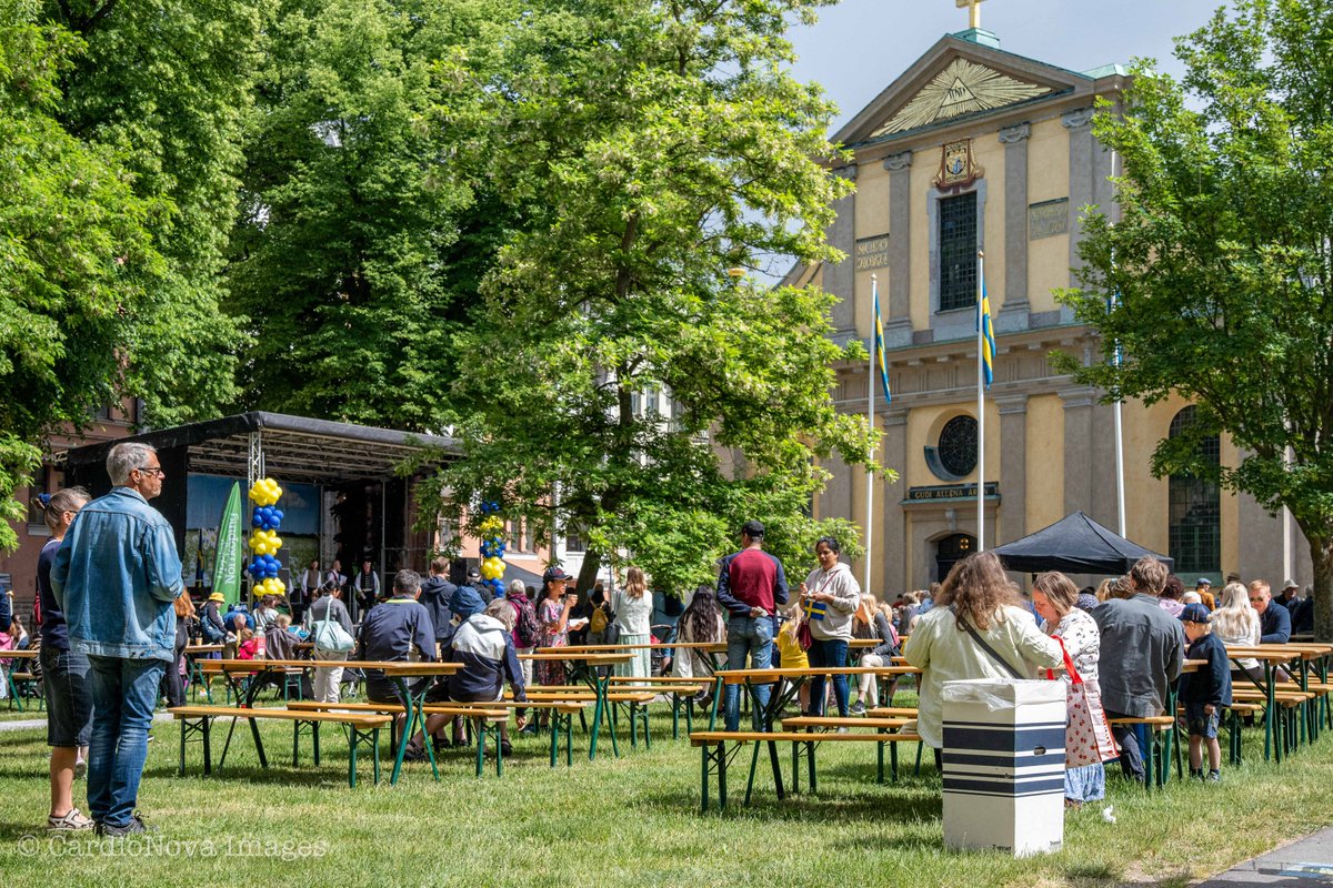 Rolf_52's tweet photo. Nationaldags firande i Olaiparken idag i lite ostadigt väder med underhållning och veteranbilsuppvisning #norrköping #östergötland #sverige https://t.co/cwvLA1Saog