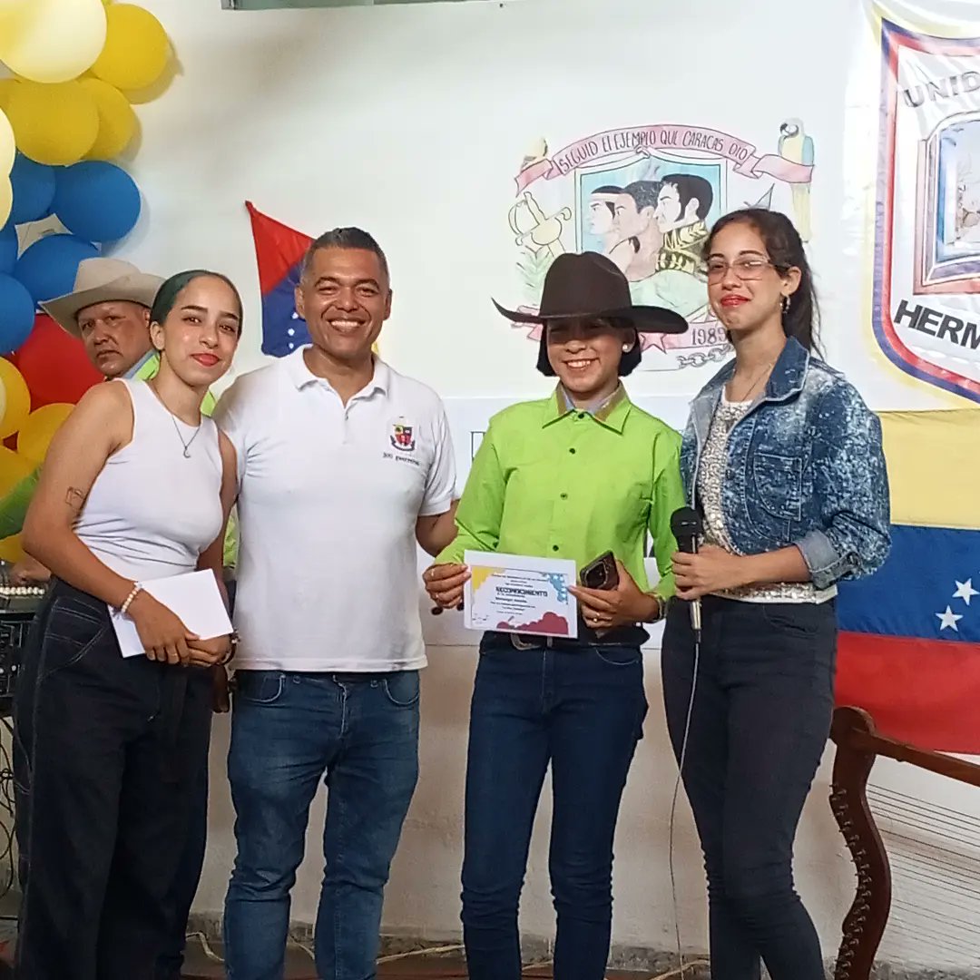 CDCEFuertTiuna's tweet photo. Felicidades a la estudiante  Juliannis Hernandez del liceo Alberto Müller Rojas, por pasar a la fase Parroquial de la Voz Liceista. https://t.co/hlbby6xB7N