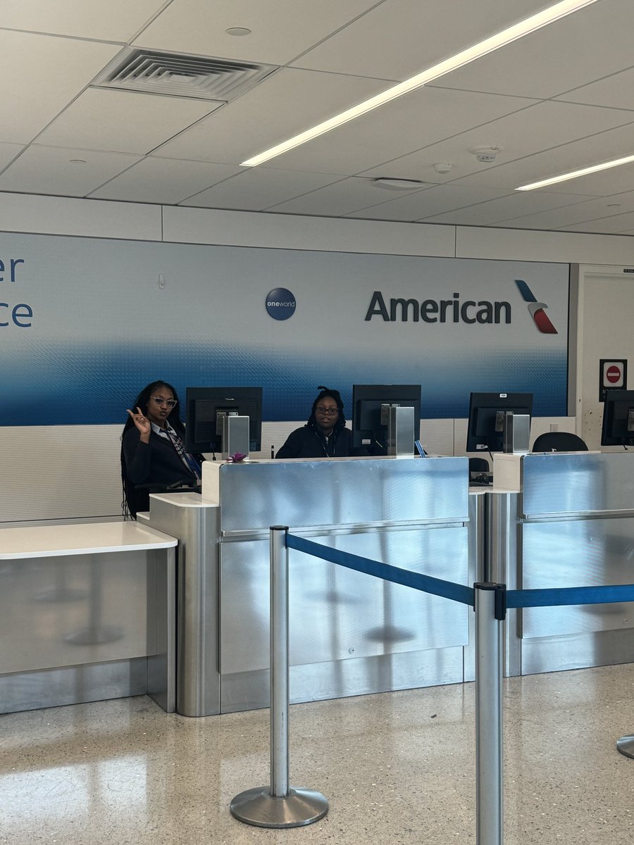 SusanLKaiser's tweet photo. @AmericanAir never expected such rude customer service from #AmericanAir. Not just with me, but with the man in front of me. Wow! So rude they should be fired. Didn’t like what I had to say either. I went back to take their photo, and one hid under the desk. Lol https://t.co/EfuaSCXvIp
