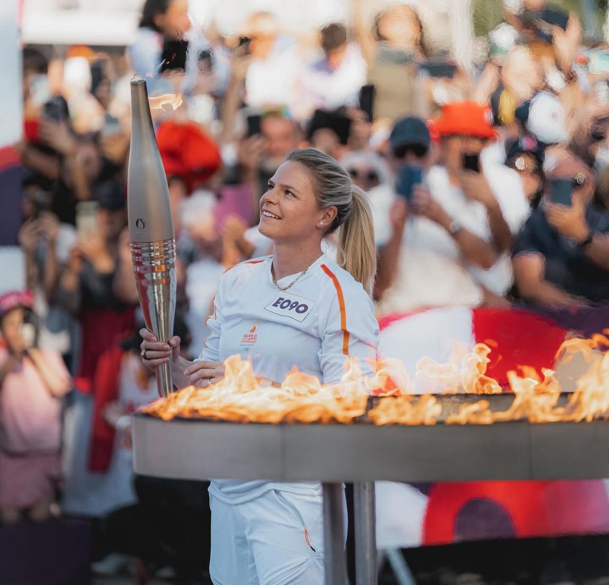 coeursdefoot's tweet photo. 🕯️ La Bretonne, Eugénie Le Sommer allumant le chaudron olympique ce jeudi soir à Vannes, pour les JO de Paris 2024 😍🇫🇷

📷 Tony Esnault https://t.co/bgBaFQJpa0