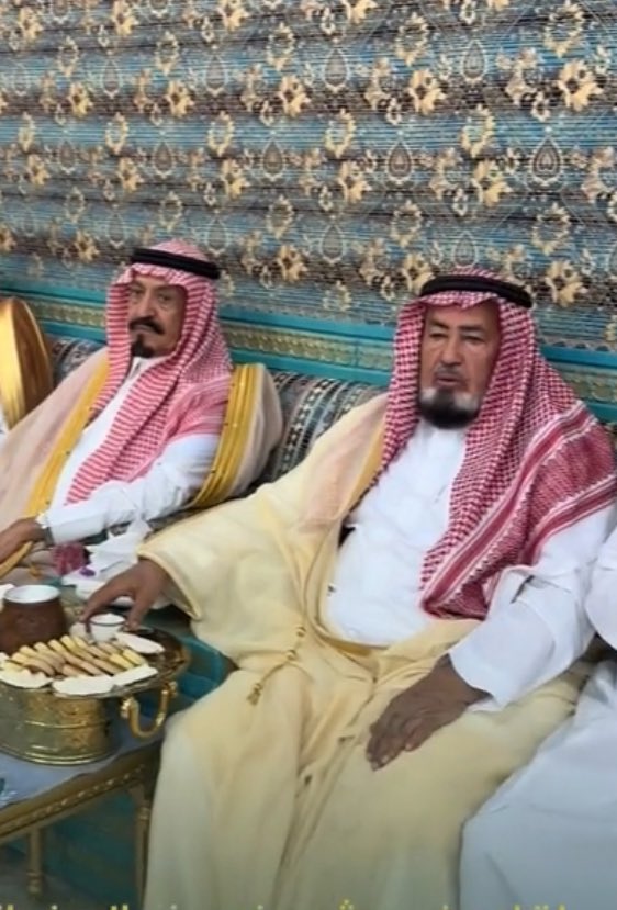 #الشيخ_صنيتان_الضيط

انهال ركن ٍ من ركون الجزيره
الشامخ اللي عالياتٍ مباديه

طورٍ من اطوار الحجاز الشهيره
 ومن لاذ في جاله حيوده تذريه

شيخٍ تنصّاه الامور الكبيره
وكل القبايل تعرف اسمه وطاريه

شهم ووفي وابيض سريره وسيره
 ورايه يعدونه هل الراي توجيه

نعزي اللي في محله ذخيره
 عياله