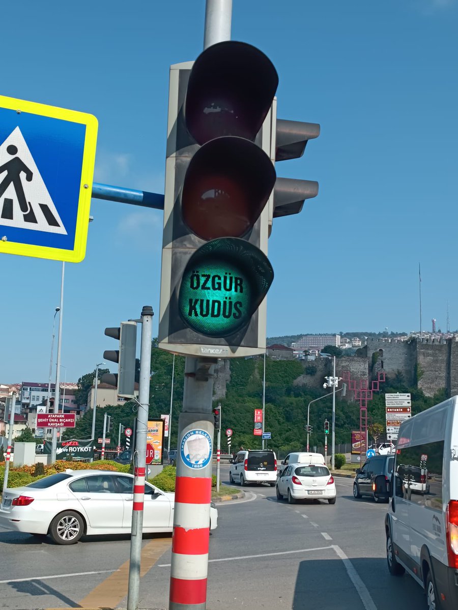 ozguraksatr's tweet photo. Trabzon’daki trafik lambalarının ışıkları artık Filistin’in özgürlüğü için yanacak. 🚦

Kahrolsun katil israil, yaşasın özgür Filistin… 🇵🇸

#gazastarving #gaza #palestine #kudus #trabzon https://t.co/tkA43bZNy0