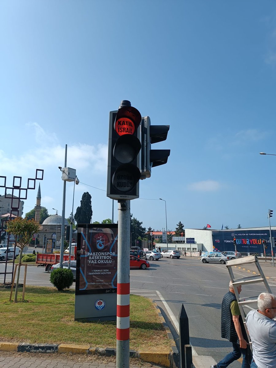 ozguraksatr's tweet photo. Trabzon’daki trafik lambalarının ışıkları artık Filistin’in özgürlüğü için yanacak. 🚦

Kahrolsun katil israil, yaşasın özgür Filistin… 🇵🇸

#gazastarving #gaza #palestine #kudus #trabzon https://t.co/tkA43bZNy0