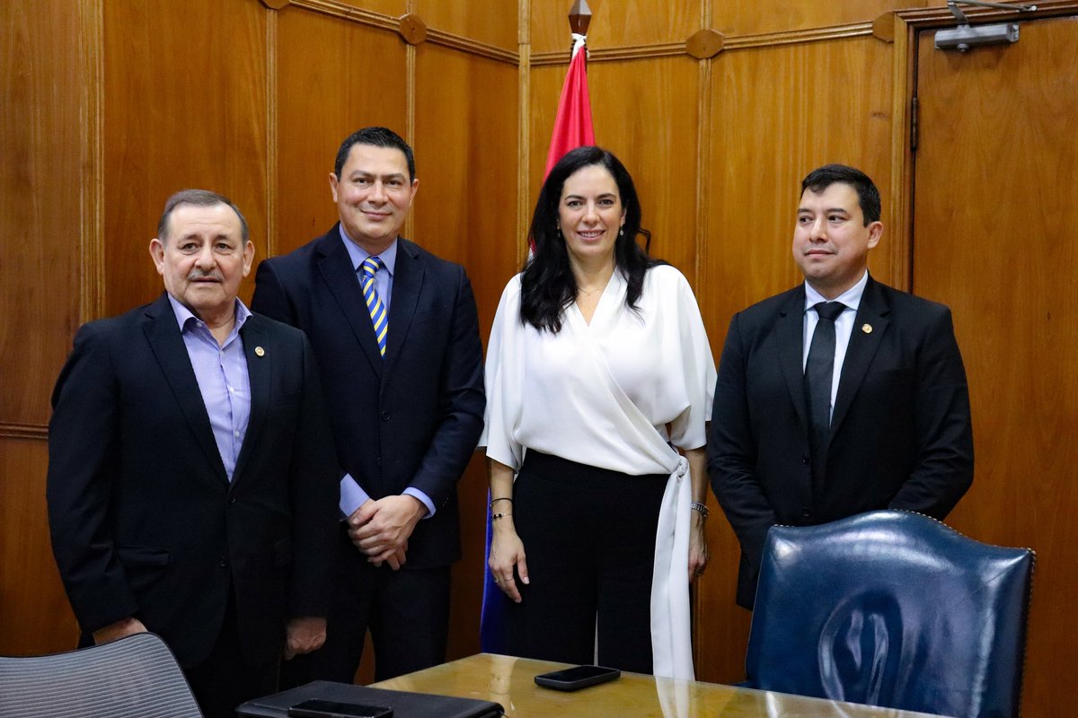🙌🏻 Hoy, el Intendente Carlos Echeverría se reunió con la Ministra de Obras Públicas, Ing. Claudia Centurión, y los Diputados Diego Candia y Pedro Ortiz. 

Creemos que la coordinación y unión de objetivos serán clave para las grandes obras en Luque. 🇵🇾🇺🇦 

#LuqueDiferente #MOPC