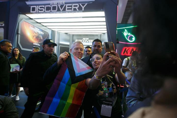 themyscirabbie's tweet photo. Ya les conté que conocí a Hugh Culber y a Paul Stamets de Star Trek: Discovery, y que los amo muchísimo porque son lo máximo?

#StarTrekDiscovery #DISCO #Discovery #STDiscovery https://t.co/0nQ3fmU6vB