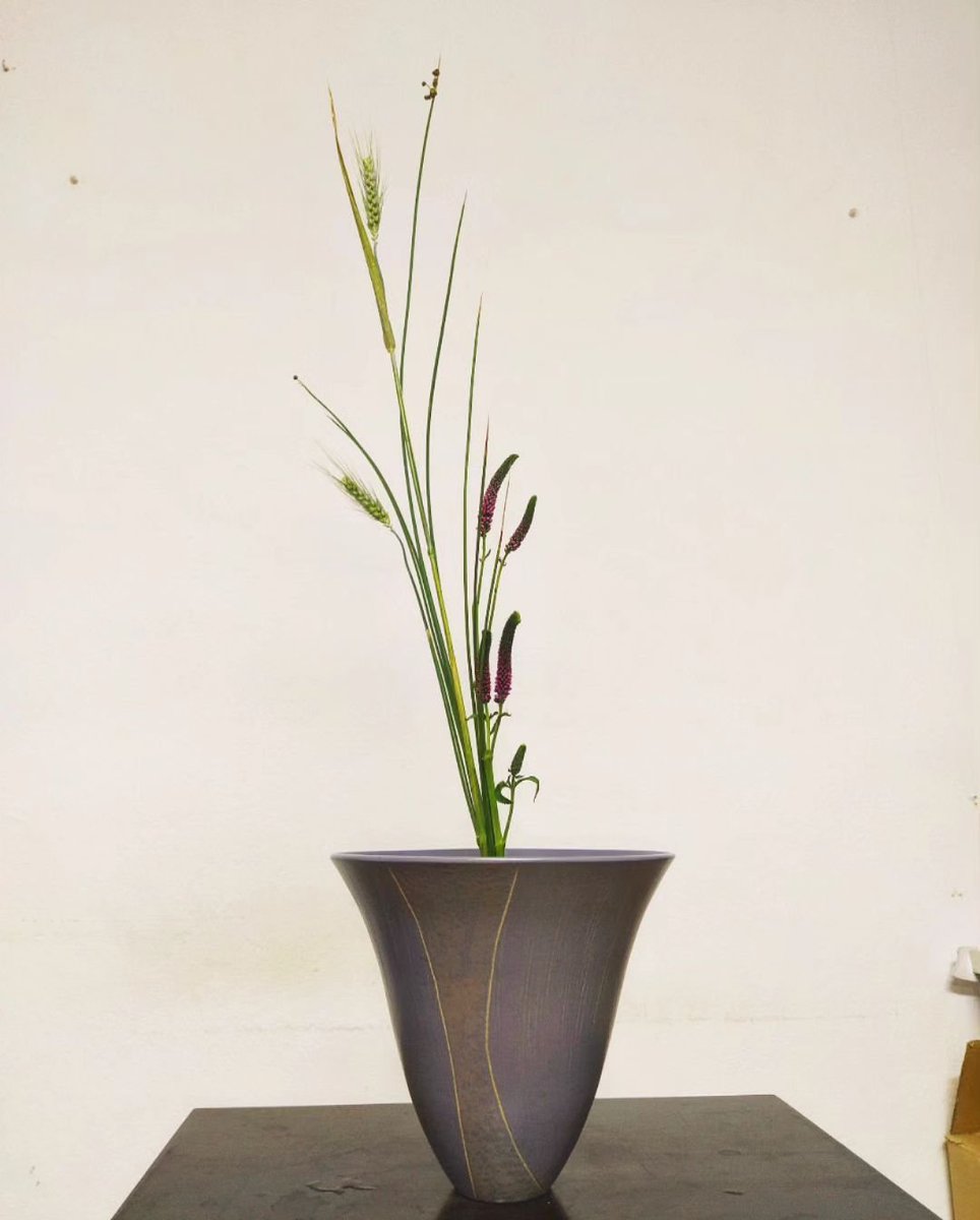 Mi Ikebana de hoy shouka de tres elementos  
今日の私の生け花です。生花三種生け です。池坊 <a href="/ikenobo550/">いけばな池坊【公式】</a> <a href="/shiranmaki/">紫蘭まき</a> <a href="/asanact/">Antonia San Juan</a> <a href="/Carmen_Lomana/">Carmen Lomana</a> <a href="/FIONAFERRER/">Fiona Ferrer-Leoni</a> <a href="/BisilaBokoko/">Bisila Bokoko</a> <a href="/rossydpalma/">rossydepalma</a>