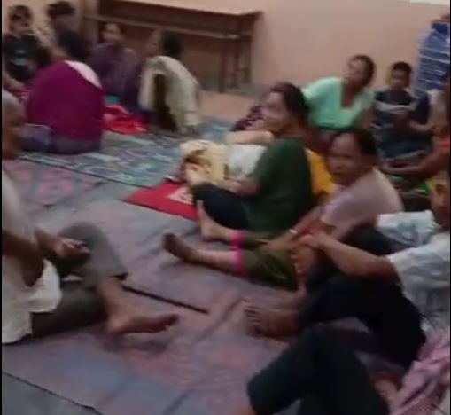 PukningWarol's tweet photo. 🚨 #Manipur: Distressing video shows #Meiteis flee to safety as fears of #ViolentKukiZoCommunity attacking indiscriminately in Jiribam. 🚨

After a Meitei farmer was found beheaded, tensions erupted in the district. 

Elections are over but sufferings of the Hindu Meiteis are not in Hindustan.

Assam Rifles and other security forces fails to deter the #KukiZoNarcoTerrorists for some reasons known to themselves and policy makers in South and North Block in New Delhi.

#Kuki_Zo_illegal_immigrant #Kuki_ZoTerrorists #KukiLiesXposed #KukiMilitants