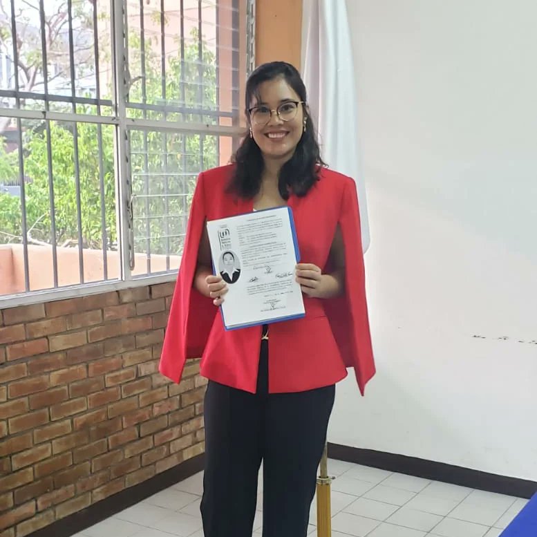 Aprobé mi examen de tesis. Ya soy licenciada en Comunicación  y Relaciones Públicas