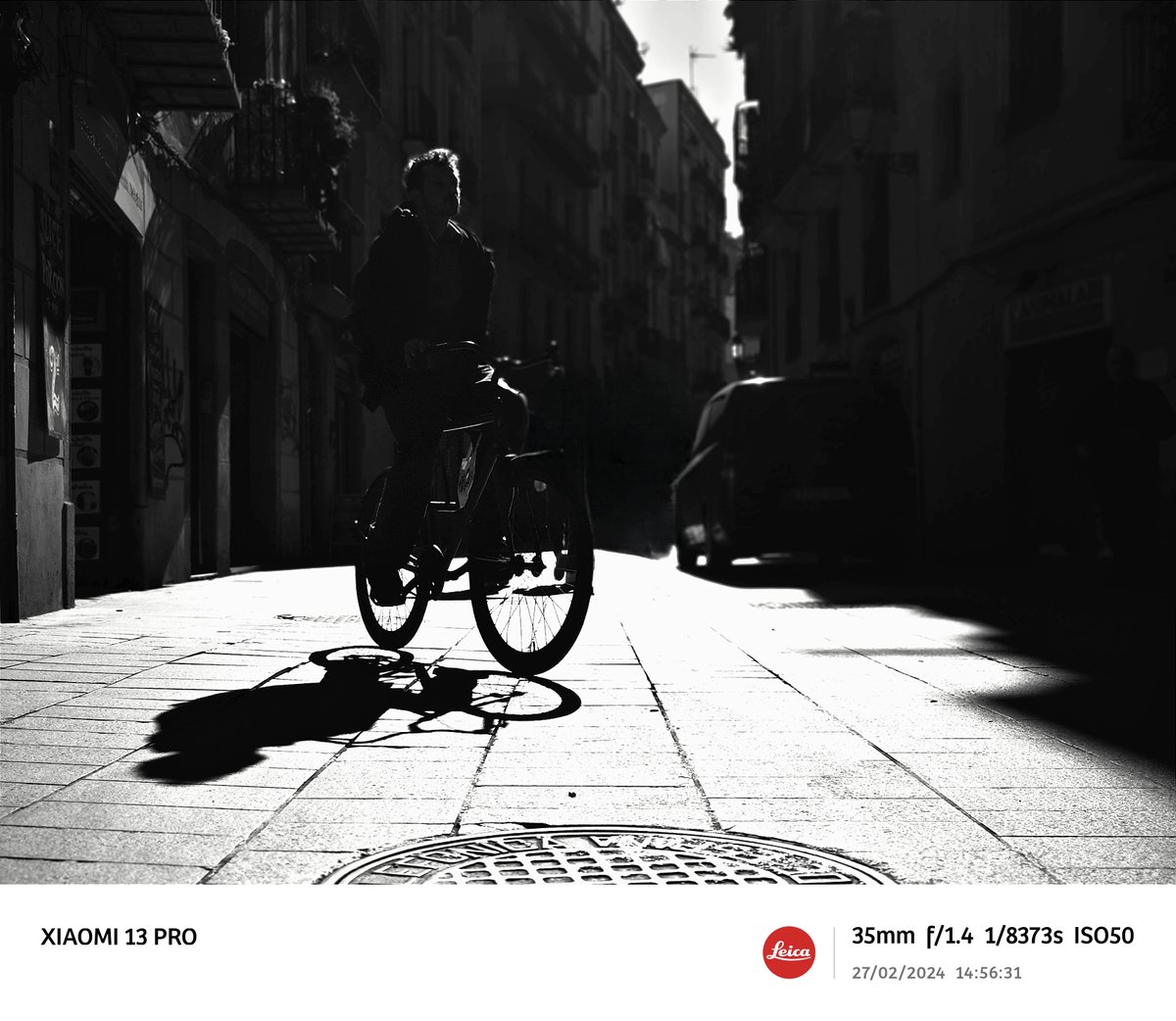 XiaomiHyperOS_'s tweet photo. Capturing urban magic in black and white. Timeless moments of city life and street art. 🖤📸✨ 

📷Credit to: @coolpartha (IG) 
Shot on Xiaomi 13 Pro 
#XiaomiHyperOs #Xiaomi #miuilife #cityphotography #LifeInMotion #urbanphotography #blackandwhitephotography https://t.co/J7XFEcm5Xb