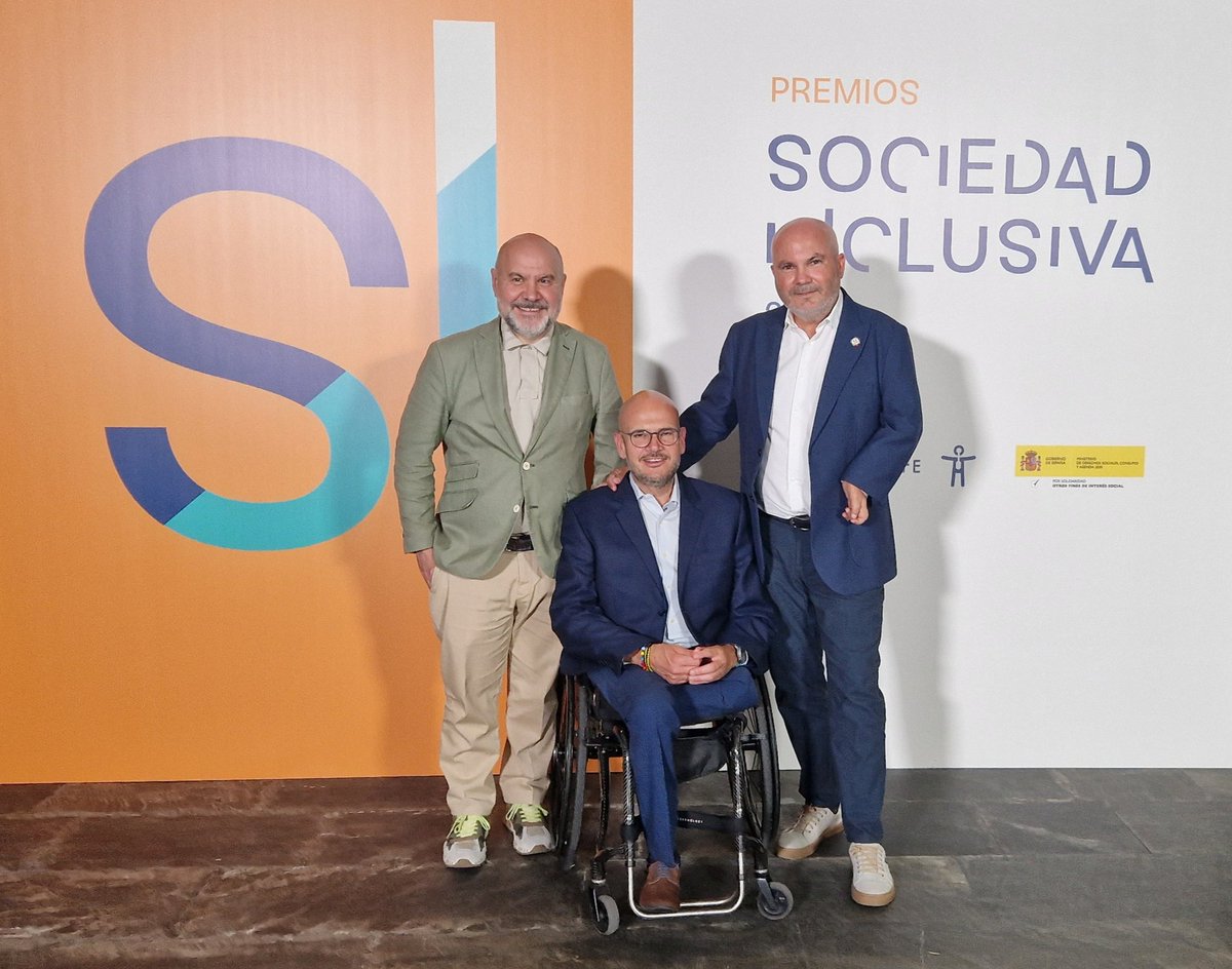 Nuestras representantes de <a href="/CocemfeLP/">COCEMFE Las Palmas</a> <a href="/COCEMFECanarias/">COCEMFE Canarias</a> y #CocemfeTenerife han asistido a la ceremonia de entrega de premios Sociedad Inclusiva de <a href="/COCEMFEnacional/">COCEMFE</a>, Enhorabuena y felicidades a todas las Entidades premiadas.
#TribuCocemfe #premiosSI #SomosCocemfe