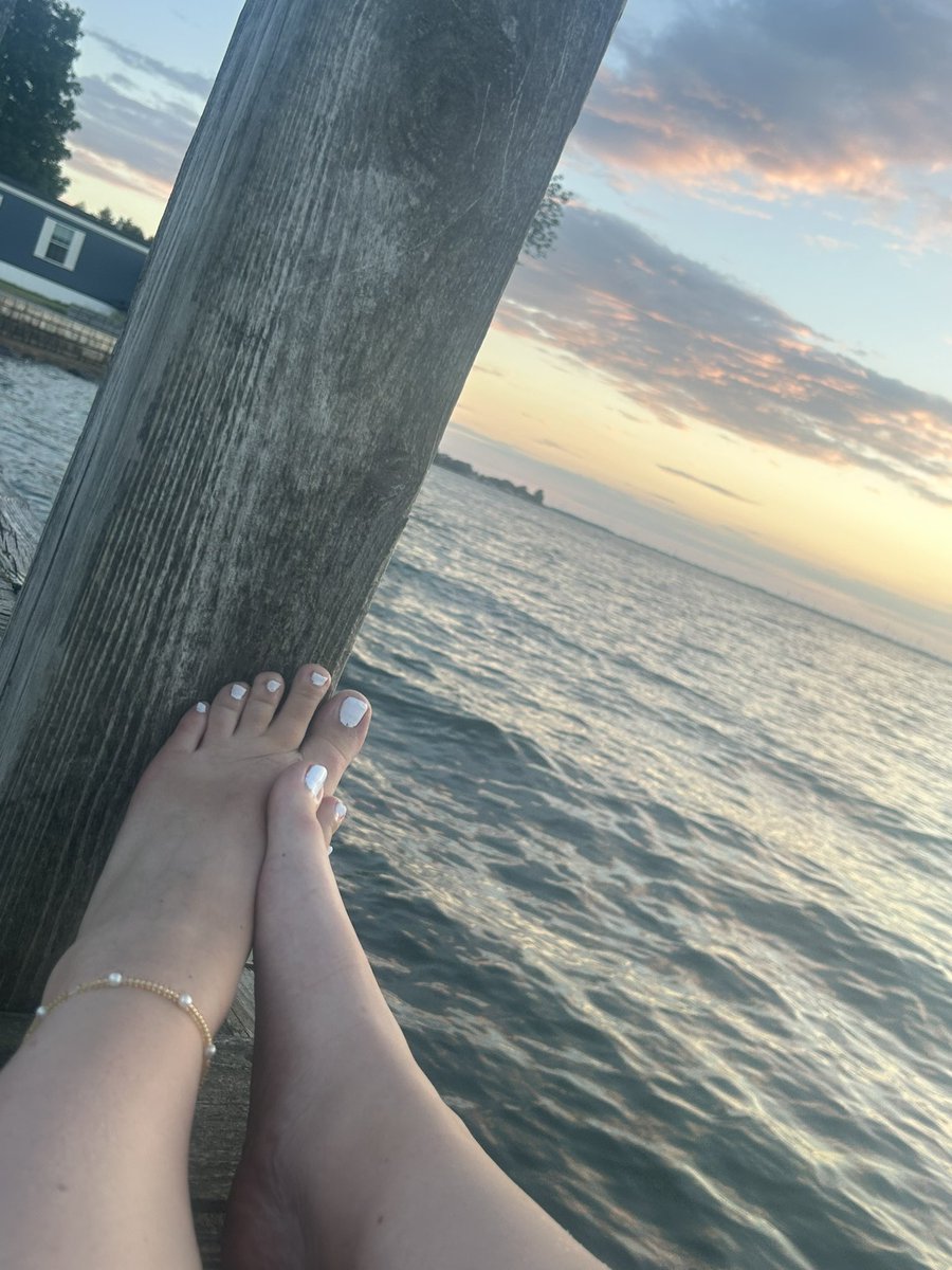 Godess_bre7's tweet photo. @Godess_Karlah  COLLAB ✨ #feetqueens #feetworship #FinDom https://t.co/K4XwuKKHM0