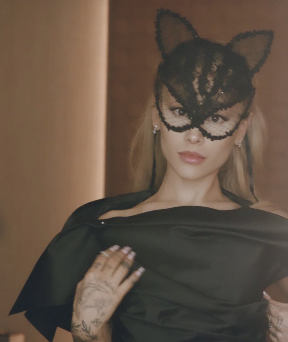 remsdwt's tweet photo. a good day for the og ariana fans! https://t.co/bziezcb5in