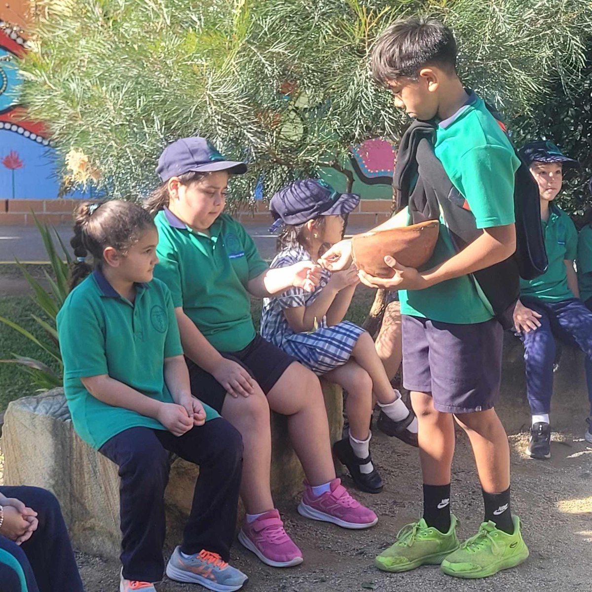 dace_elletson's tweet photo. The sharing of Aboriginal histories and culture is enhanced when parents of students lead the conversation and learning. Thank you and congratulations to students, staff and the community @GreenwayParkPS @k_rigas https://t.co/DLUb87gm7c