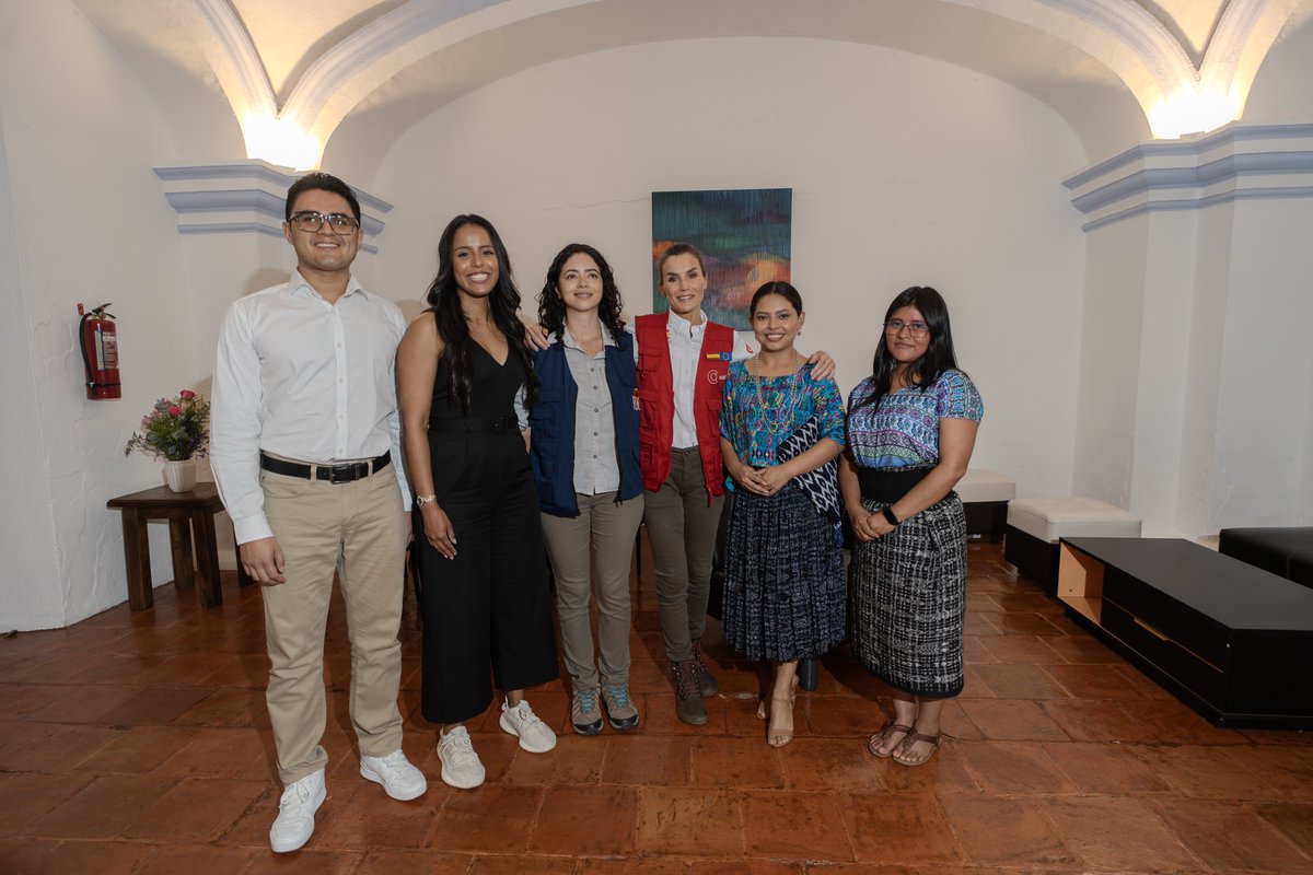 ¡Qué maravilloso conocer a S.M. La Reina Letizia y recibir con tanto cariño sus felicitaciones hacia nuestro proyecto!  <a href="/newsunroad/">New Sun Road</a> <a href="/CasaReal/">Casa de S.M. el Rey</a>. Además tan pendiente de mi familia e hijas ❤️ gracias por adoptarme en la familia de los premiados <a href="/FPdGi/">Fundación Princesa de Girona</a>