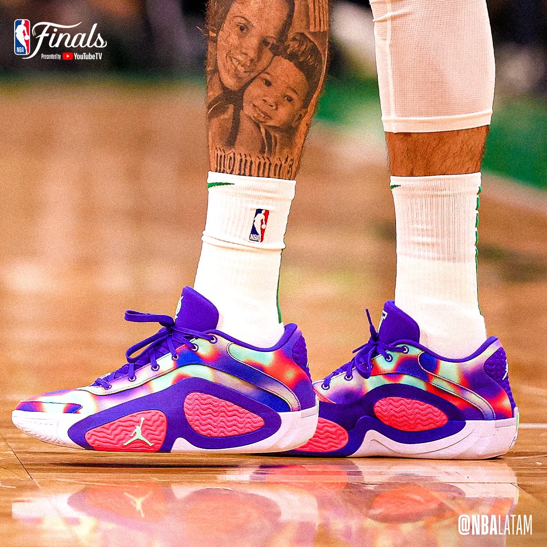 NBALatam's tweet photo. ¿Las de Kyrie o las de Tatum? 👟

#NBAFinals https://t.co/24J3XHaU9x