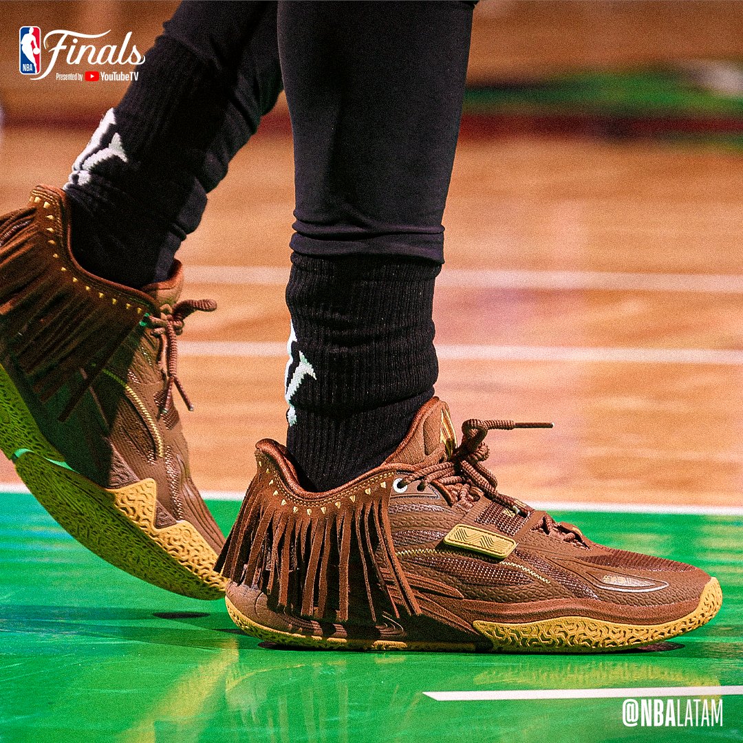 NBALatam's tweet photo. ¿Las de Kyrie o las de Tatum? 👟

#NBAFinals https://t.co/24J3XHaU9x