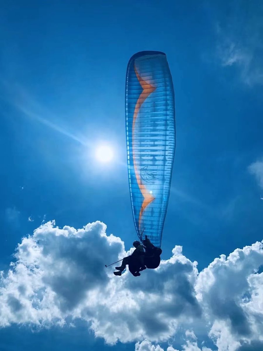 DiscoverYuhang's tweet photo. #Yuhang📍 mountain village is surrounded by lush mountains and clear springs and waterfalls🏞️. Flying by #Paraglider 🪂, picturesque mountains and fields, dotted with houses🌄. The freedom and beauty above the cloud can only be understood through #PersonalExperience. #SafeFlying #SkySports