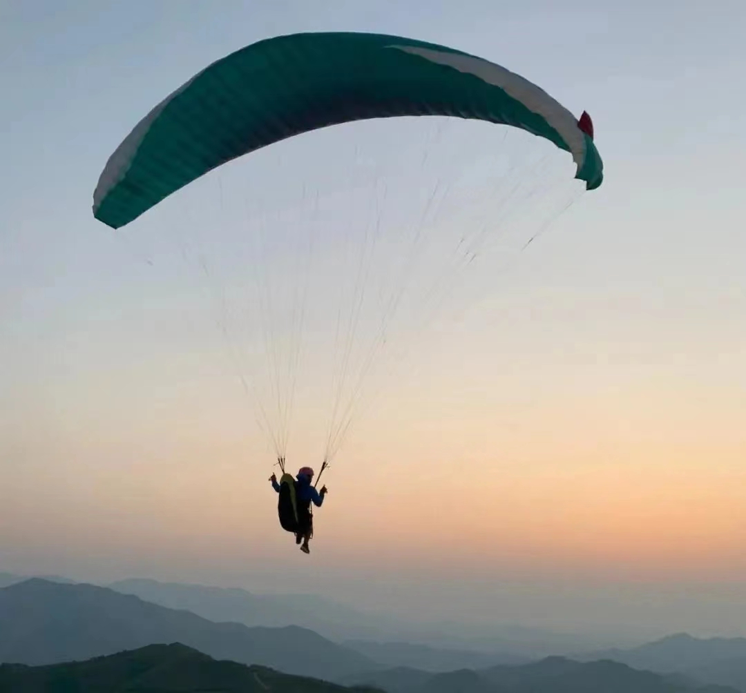 DiscoverYuhang's tweet photo. #Yuhang📍 mountain village is surrounded by lush mountains and clear springs and waterfalls🏞️. Flying by #Paraglider 🪂, picturesque mountains and fields, dotted with houses🌄. The freedom and beauty above the cloud can only be understood through #PersonalExperience. #SafeFlying #SkySports