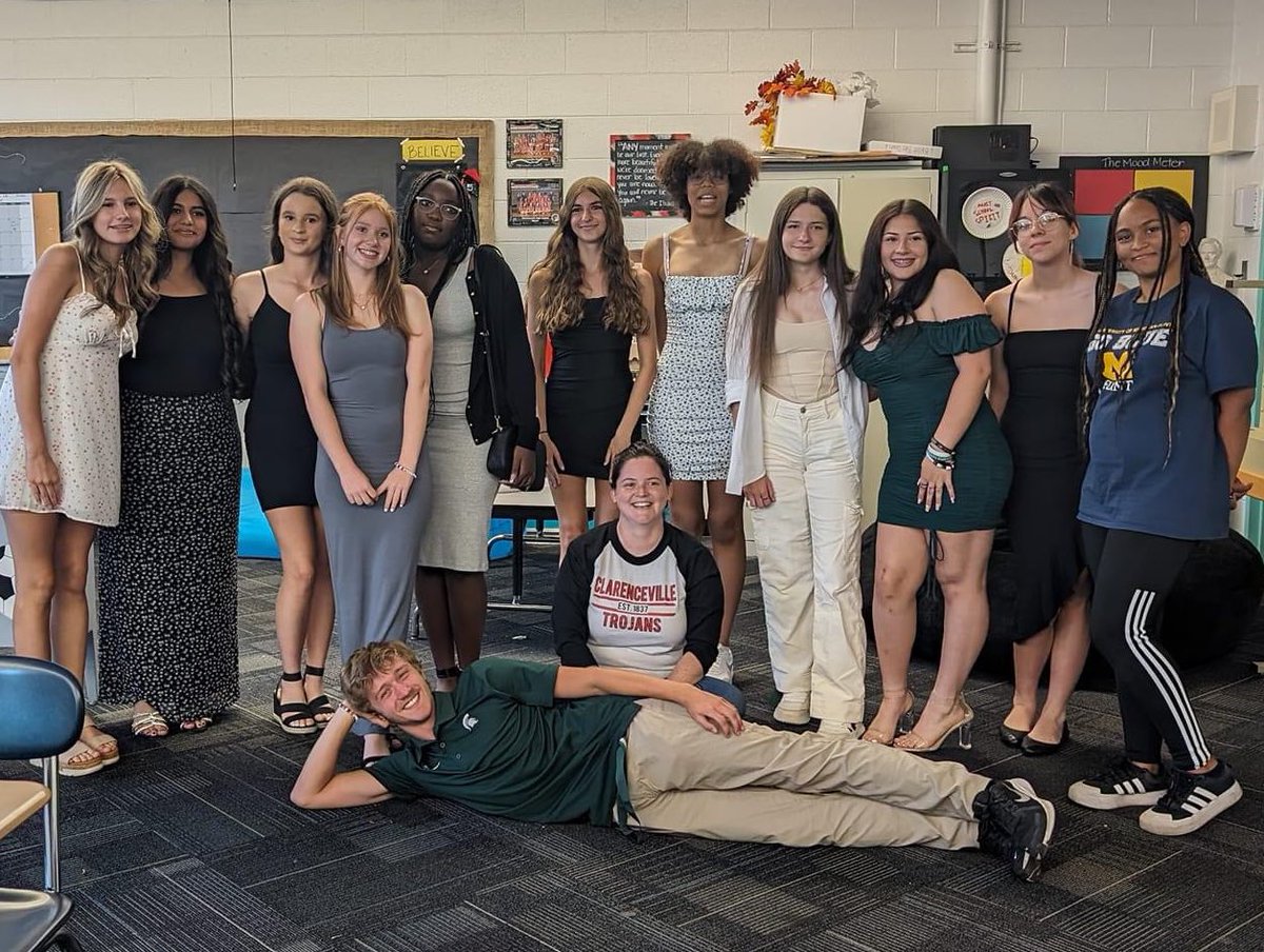 fitzgeraldmegan's tweet photo. And so (officially) ends the 2024 season. Grateful for cake, laughs, and Taylor Swift. ❤️⚽️🩶 #strongertogether #girlssoccer #springbanquet https://t.co/2ZpuUTw638